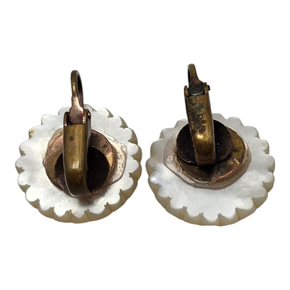 Vintage‎ Hand Carved Mother of Pearl Flower Clip-On Earrings - Picture 5 of 6
